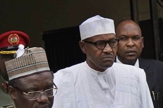 Präsident Muhammadu Buhari (M) verlässt die Parteizentrale seiner Partei All Progressive Congress nach einer Notsitzung mit hochrangingen Mitgliedern.