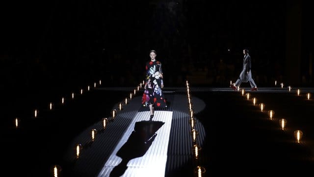 Mit riesigen Blüten verziertes Outfit von Prada.