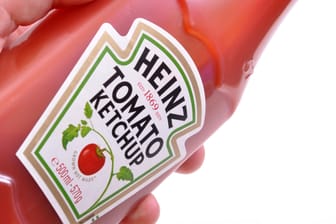 Heinz Tomato Ketchup: Wegen veränderter Verbrauchergewohnheiten geht der Umsatz von Kraft Heinz zurück.