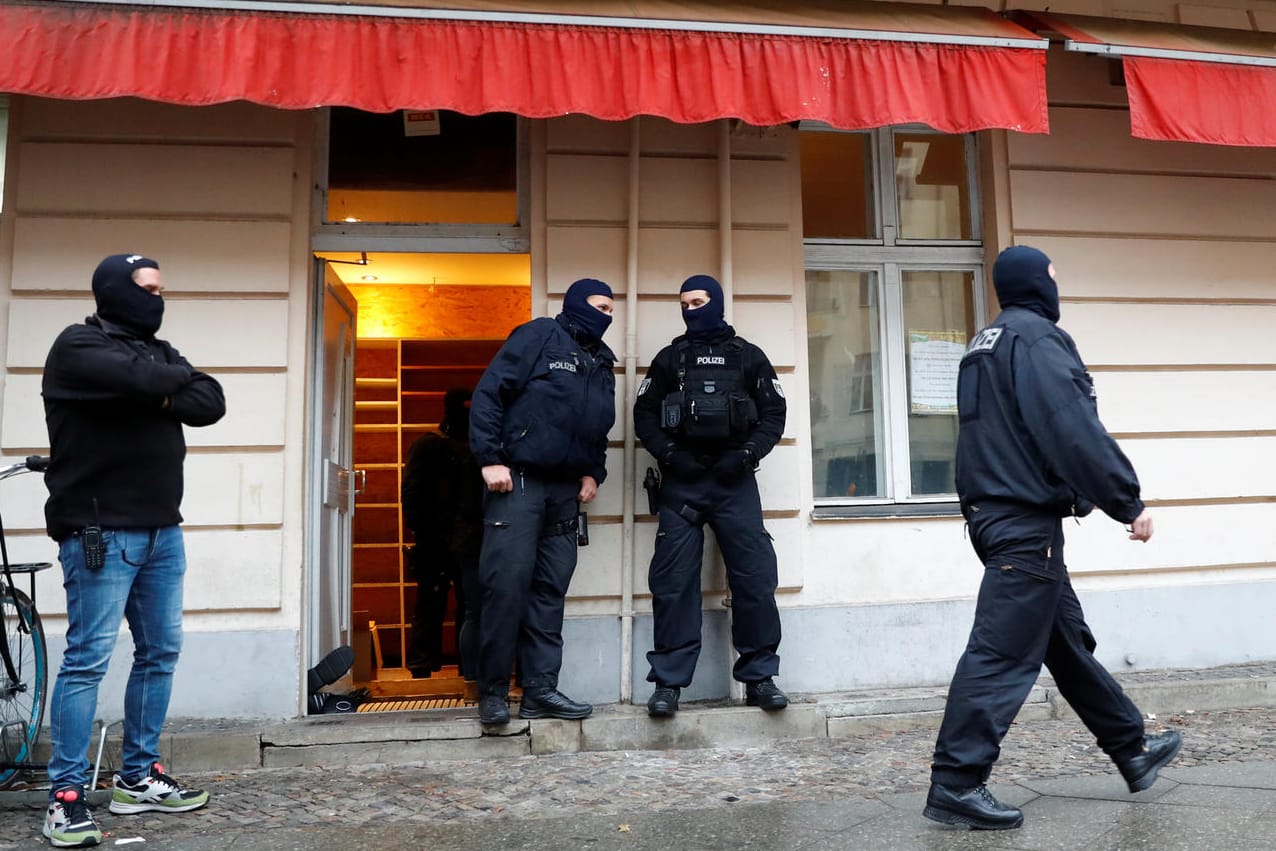 Eventuelle Kooperation mit Clans: Polizisten vor der Al-Sahaba Moschee in Berlin–Moabit im Dezember 2018