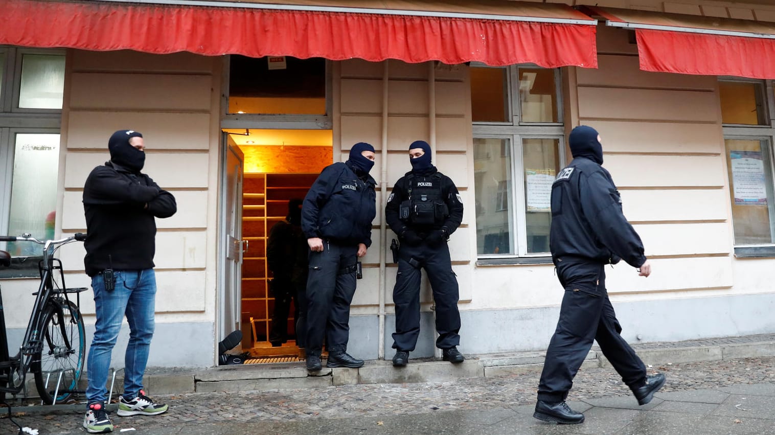 Eventuelle Kooperation mit Clans: Polizisten vor der Al-Sahaba Moschee in Berlin–Moabit im Dezember 2018 Eventuelle Kooperation mit Clans: Polizisten vor der Al-Sahaba Moschee in Berlin–Moabit im Dezember 2018