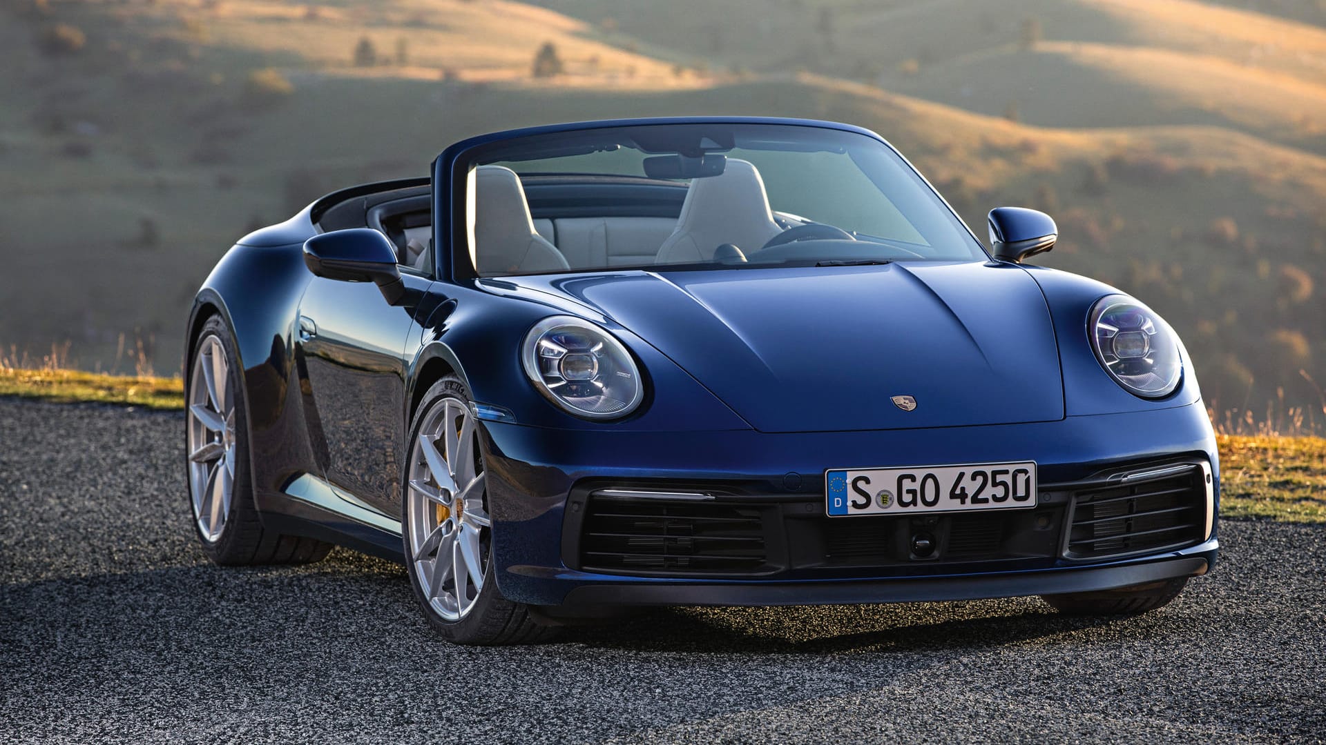 Porsche 911 Cabrio: Die achte Auflage des Klassikers fährt für einen Aufschlag von 14.000 Euro mit einem traditionellen Stoffverdeck vor.