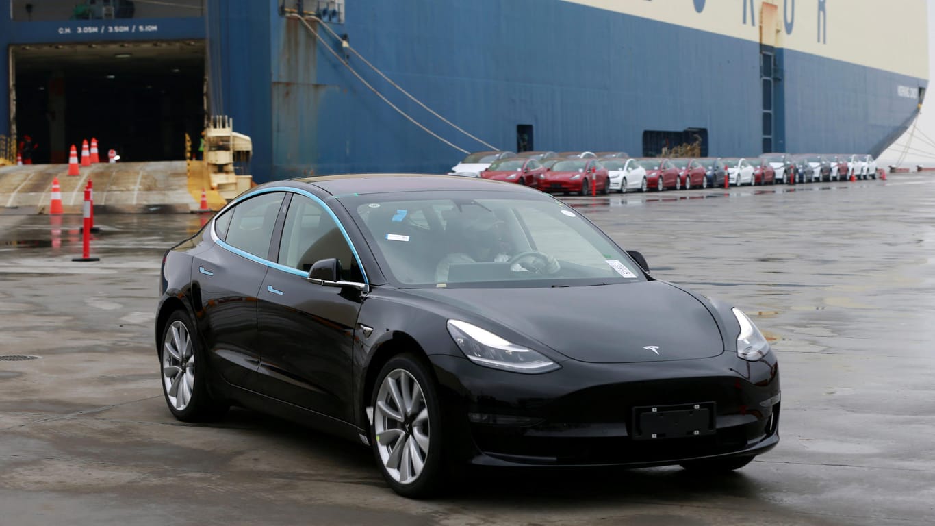 Tesla Model 3: Kaum hat das Elektroauto Europa erreicht, melden Besitzer aus den USA Mängel am Fahrzeug.