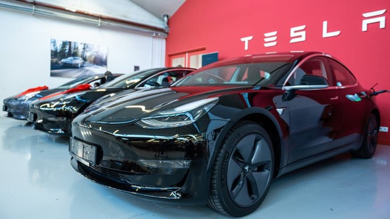 Ein Tesla Model 3 in einem Tesla Service Center in Frankfurt.
