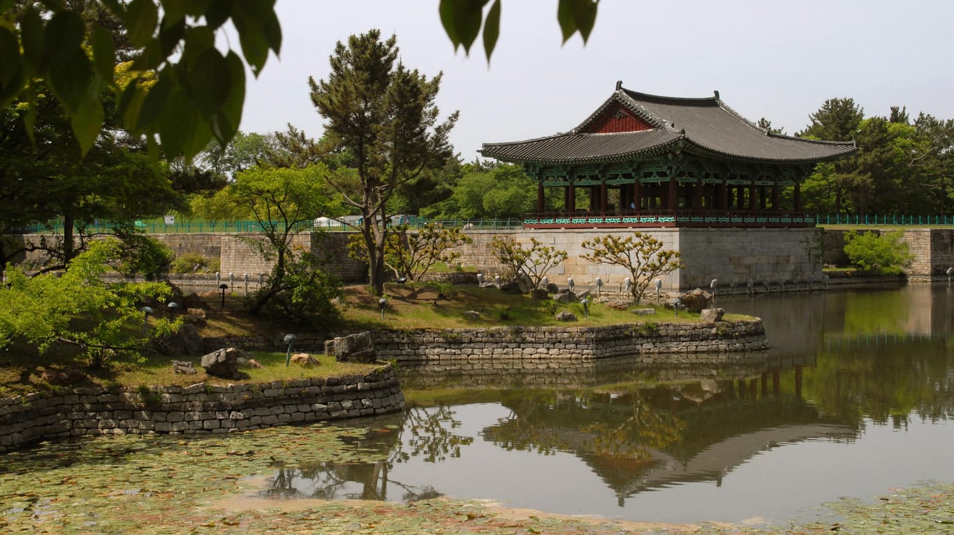 Rekonstruktion am Wolji-Teich: Nach der Entdeckung einiger Ruinen 1975 wurden in Gyeongju Pavillons eines zerstörten Palastes neu aufgebaut.