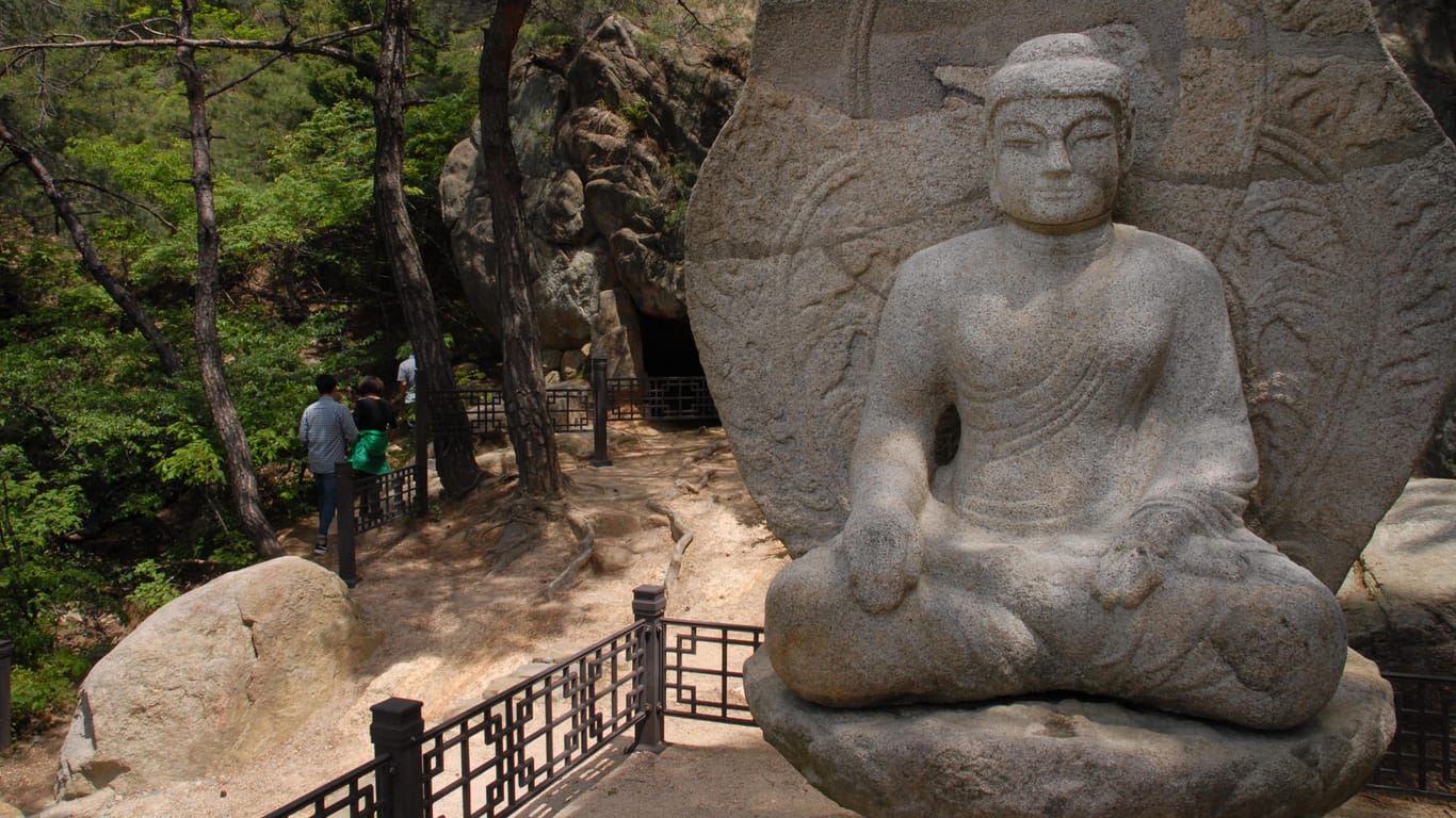 Buddha-Statuen: Am Mount Namsan können Besucher zu Tempeln und Pagoden sowie mehr als 50 Statuen wandern.
