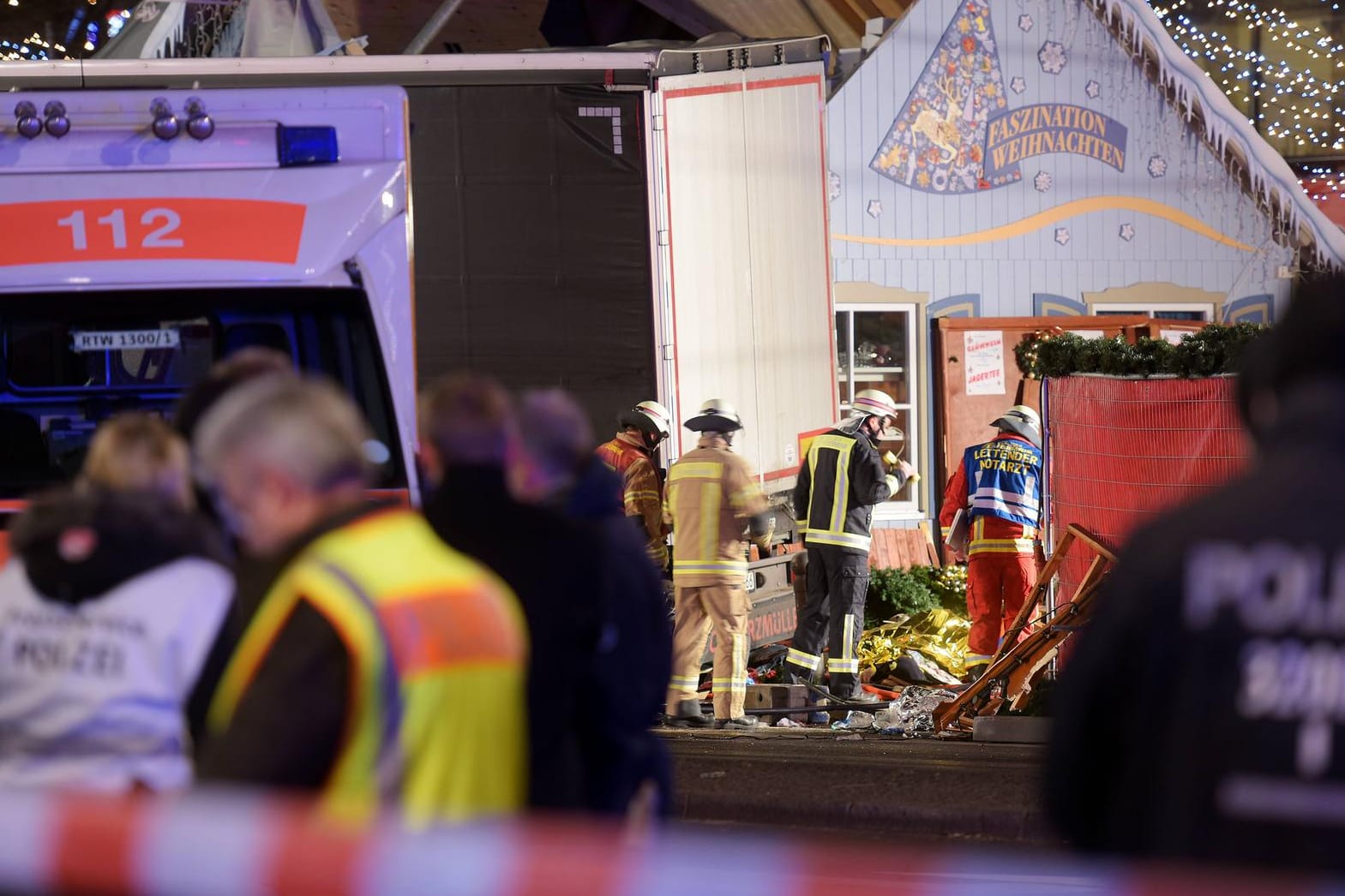 Terroranschlag auf einem Berliner Weihnachtsmarkt: Der Täter soll einen Helfer gehabt haben – er soll abgeschoben worden sein, um ihn vor Strafverfolgung zu schützen.