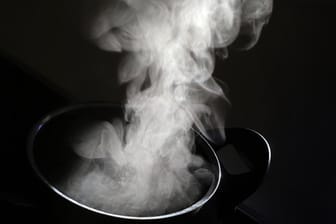 Bei manchen Gerichten sollte der Deckel auf dem Topf bleiben - da der Geschmack durch den aufsteigenden Dampf sonst verloren gehen könnte.