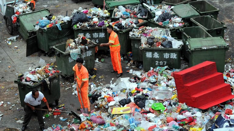 Müllmänner räumen Abfall weg