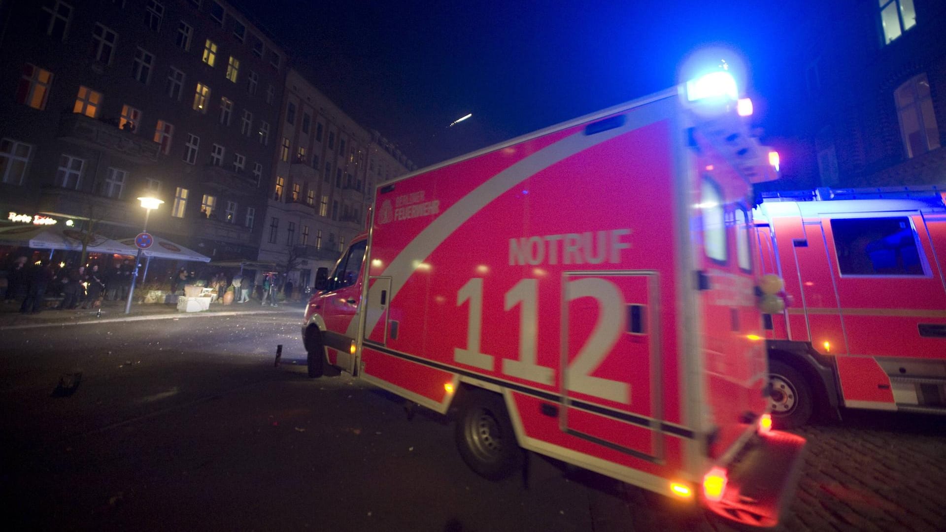 Rettungswagen im städtischen Einsatz: Ein Rettungswagen brachte es in ein Krankenhaus, wo es seinen schweren Verletzungen erlag. Rettungswagen im städtischen Einsatz: Ein Rettungswagen brachte es in ein Krankenhaus, wo es seinen schweren Verletzungen erlag.