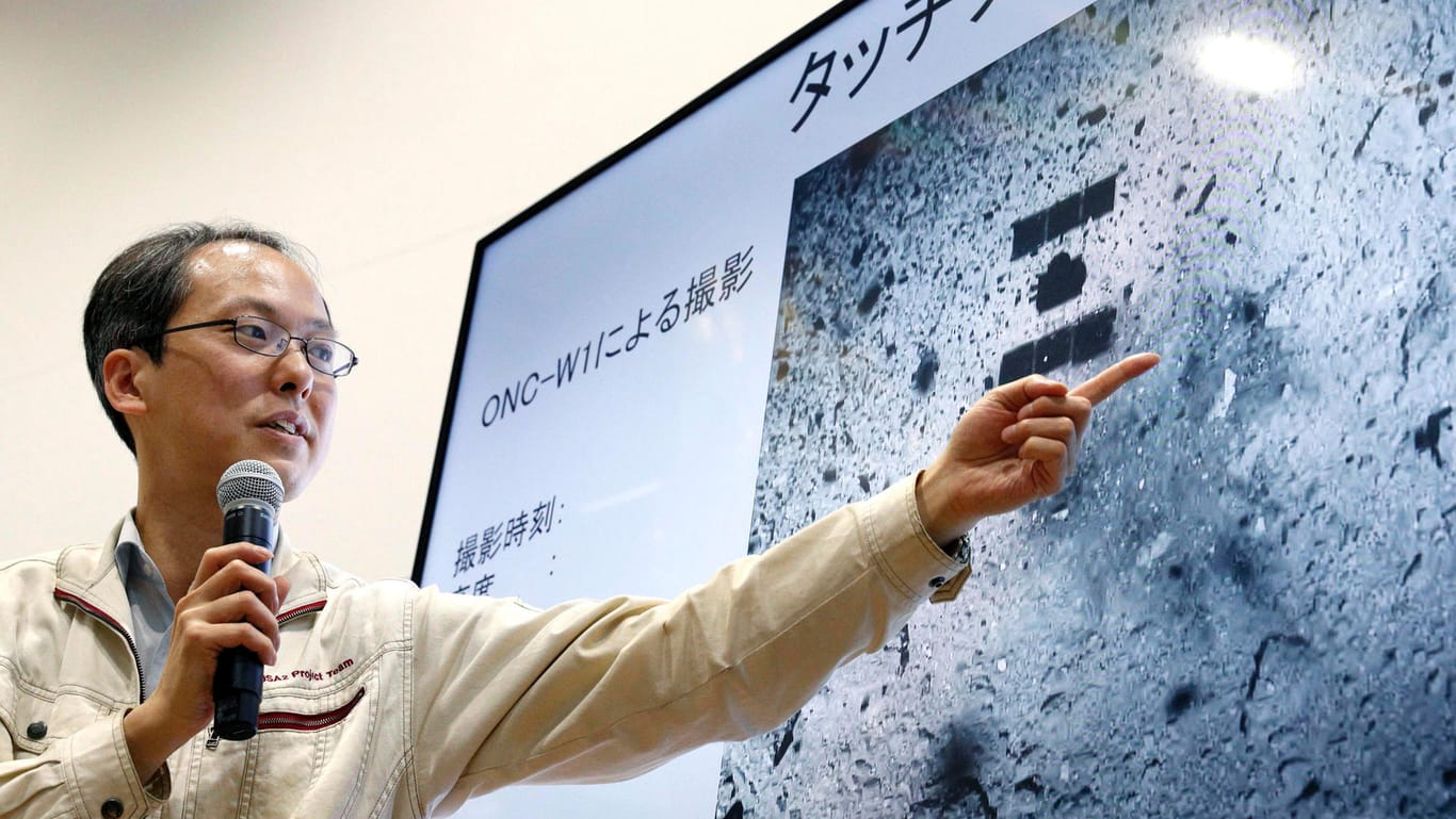 Professor Yuichi Tsuda zeigt "Hayabusa2"