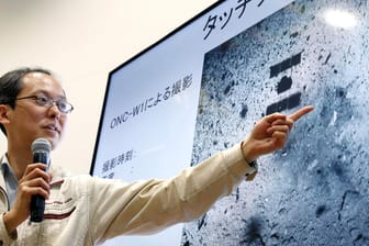 Professor Yuichi Tsuda zeigt "Hayabusa2"