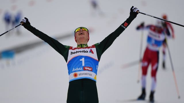 Mit großem Vorsprung überquert Eric Frenzel die Ziellinie.