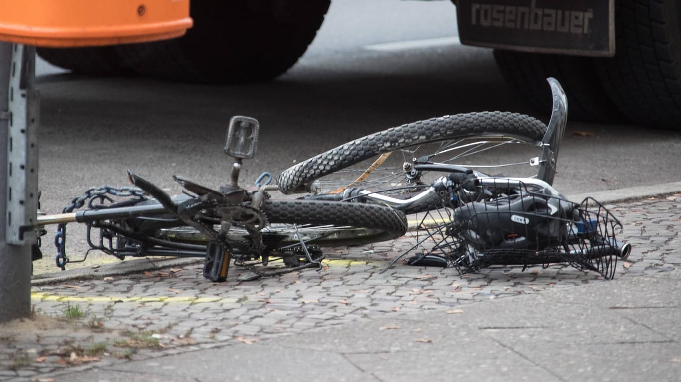 Im toten Winkel: Nach einem schweren Verkehrsunfall in Berlin liegt ein zerstörtes Fahrrad an einer Straßenkreizung.