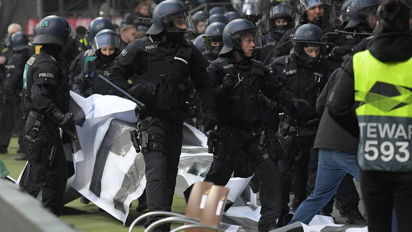 Unschöne Szenen: Einsatzkräfte der Polizei im Stadion.