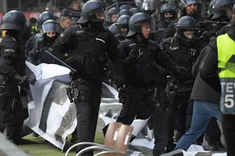 Unschöne Szenen: Einsatzkräfte der Polizei im Stadion.