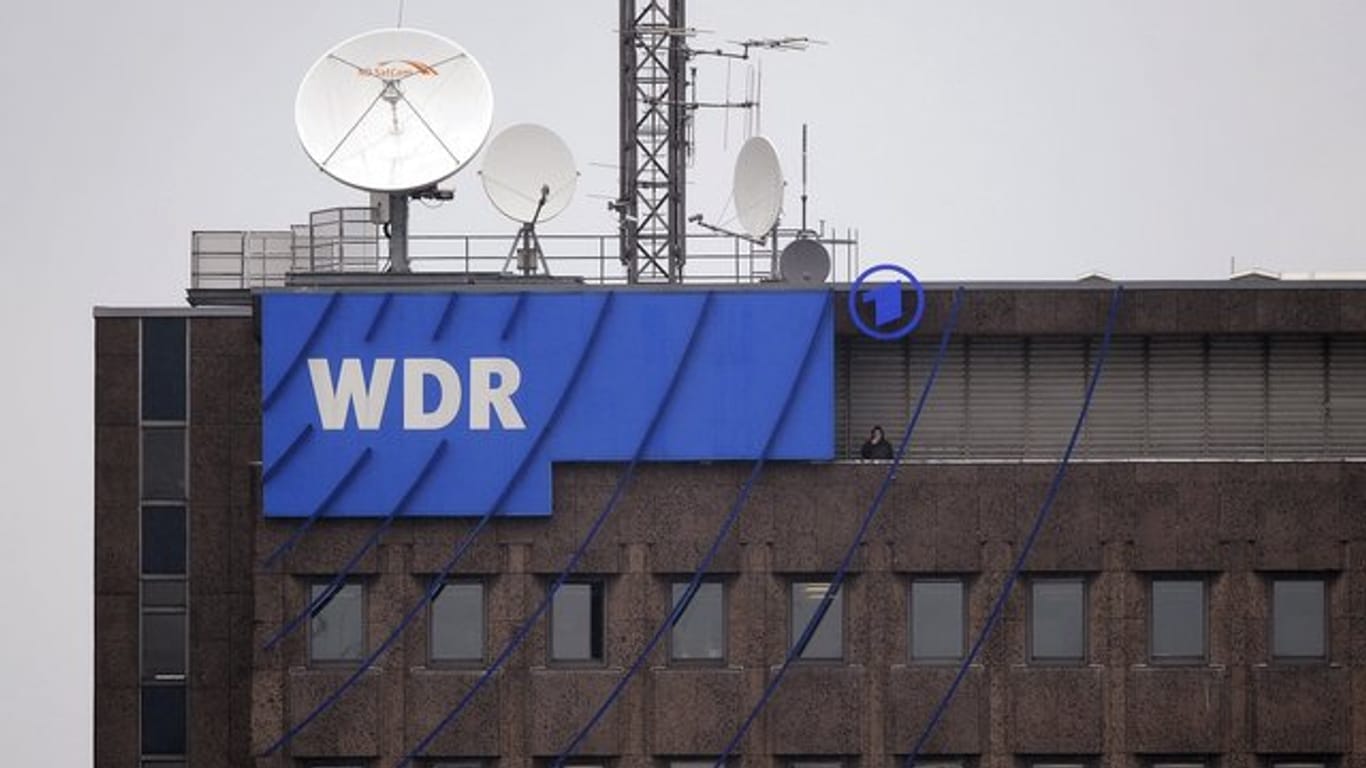 Das Logo des WDR am WDR-Haus: Zwei Journalisten haben Drohbriefe erhalten. (Symbolbild)