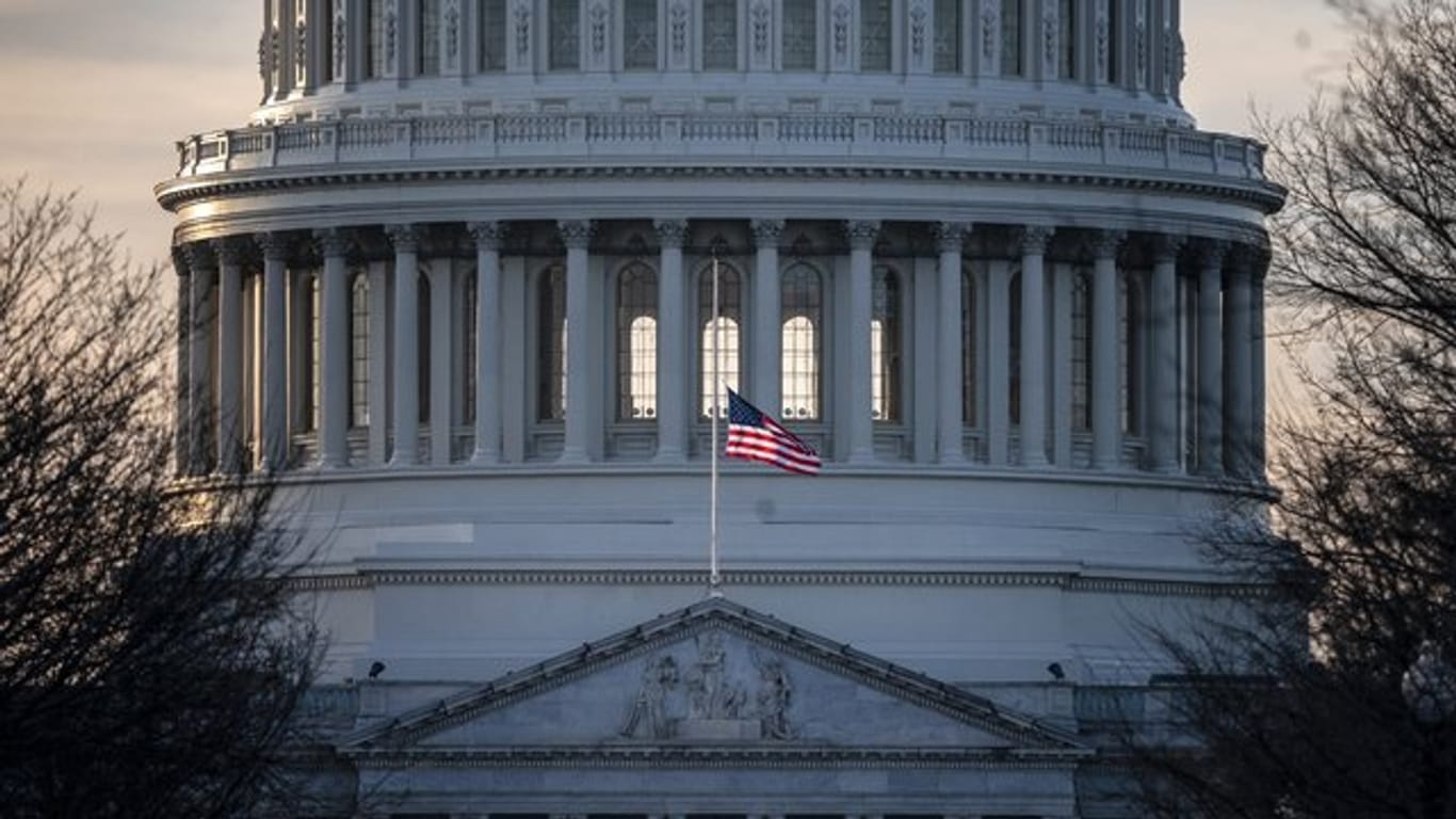Die US-Flagge vor dem Kapitol in Washington.