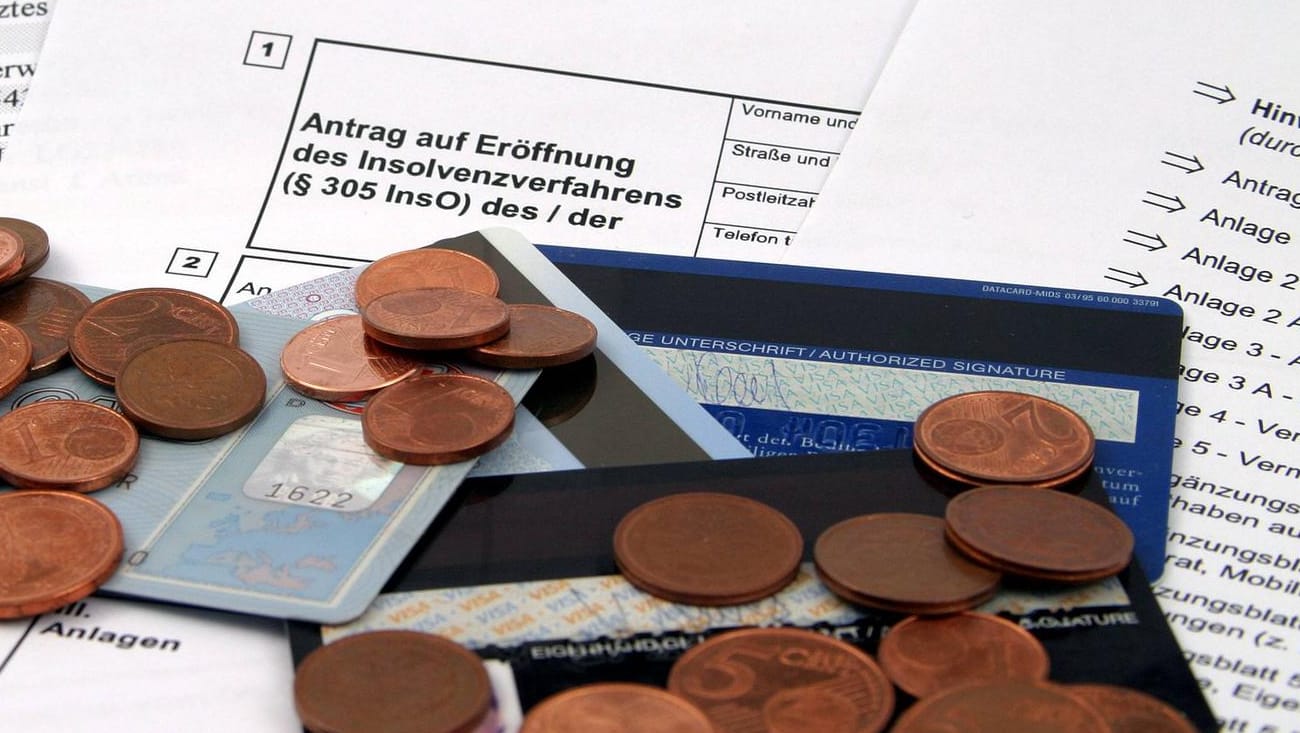 Antrag auf Privatinsolvenz (Symbolbild): Eine Privatinsolvenz anzumelden, ist sehr komplex. Anwälte oder Schuldnerberatungsstellen helfen.