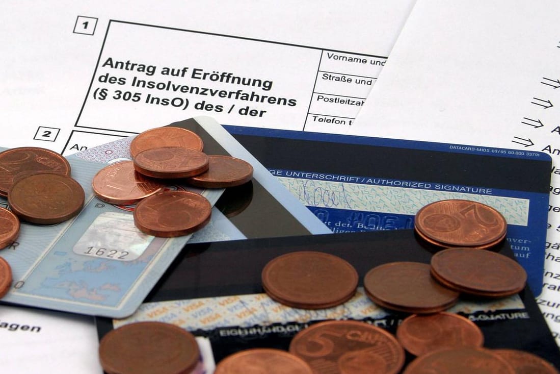 Antrag auf Privatinsolvenz (Symbolbild): Eine Privatinsolvenz anzumelden, ist sehr komplex. Anwälte oder Schuldnerberatungsstellen helfen.