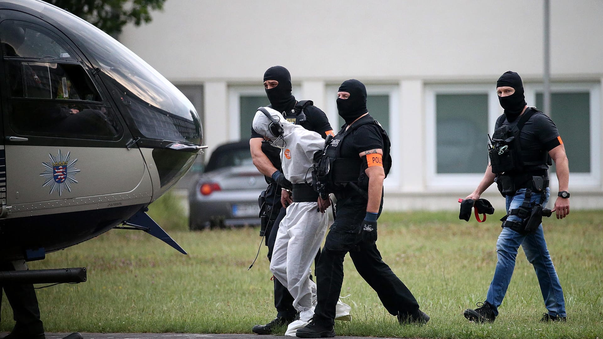 Ali B. wird von Beamten zu einem Polizeihubschrauber gebracht Ali B. wird von Beamten zu einem Polizeihubschrauber gebracht