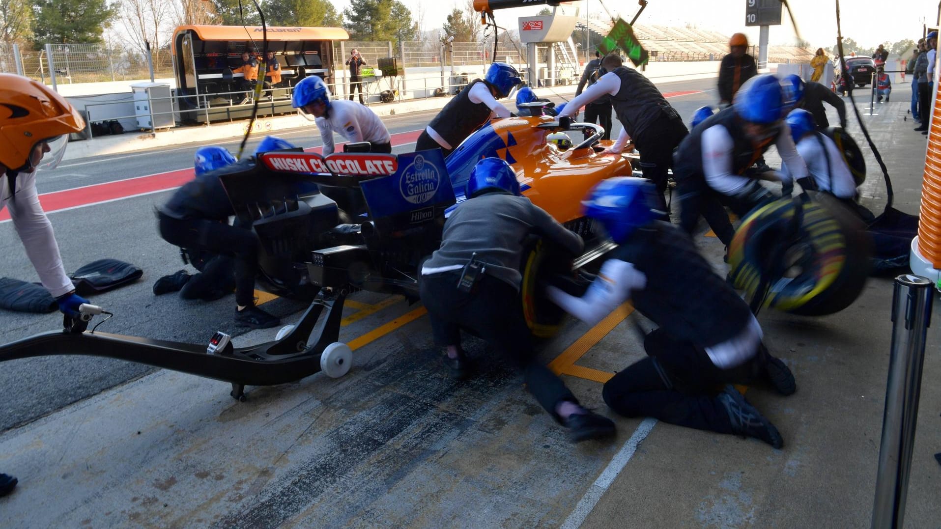 McLaren-Pilot Lando Norris in der Box während der Tests in Barcelona.