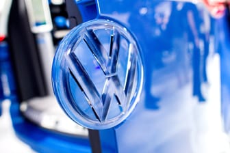 Das Logo von Volkswagen glänzt an einer Heckklappe: Für den Autobauer wird es schwerer sich gegen Ansprüche von Diesel-Käufern zu wehren.