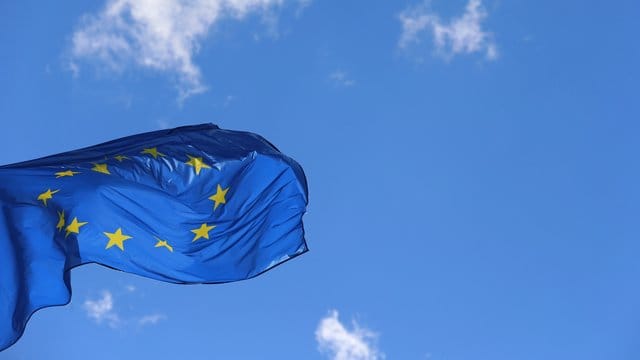 Eine Europafahne weht vor dem Europäischen Parlament in Straßburg. Eine Europafahne weht vor dem Europäischen Parlament in Straßburg.