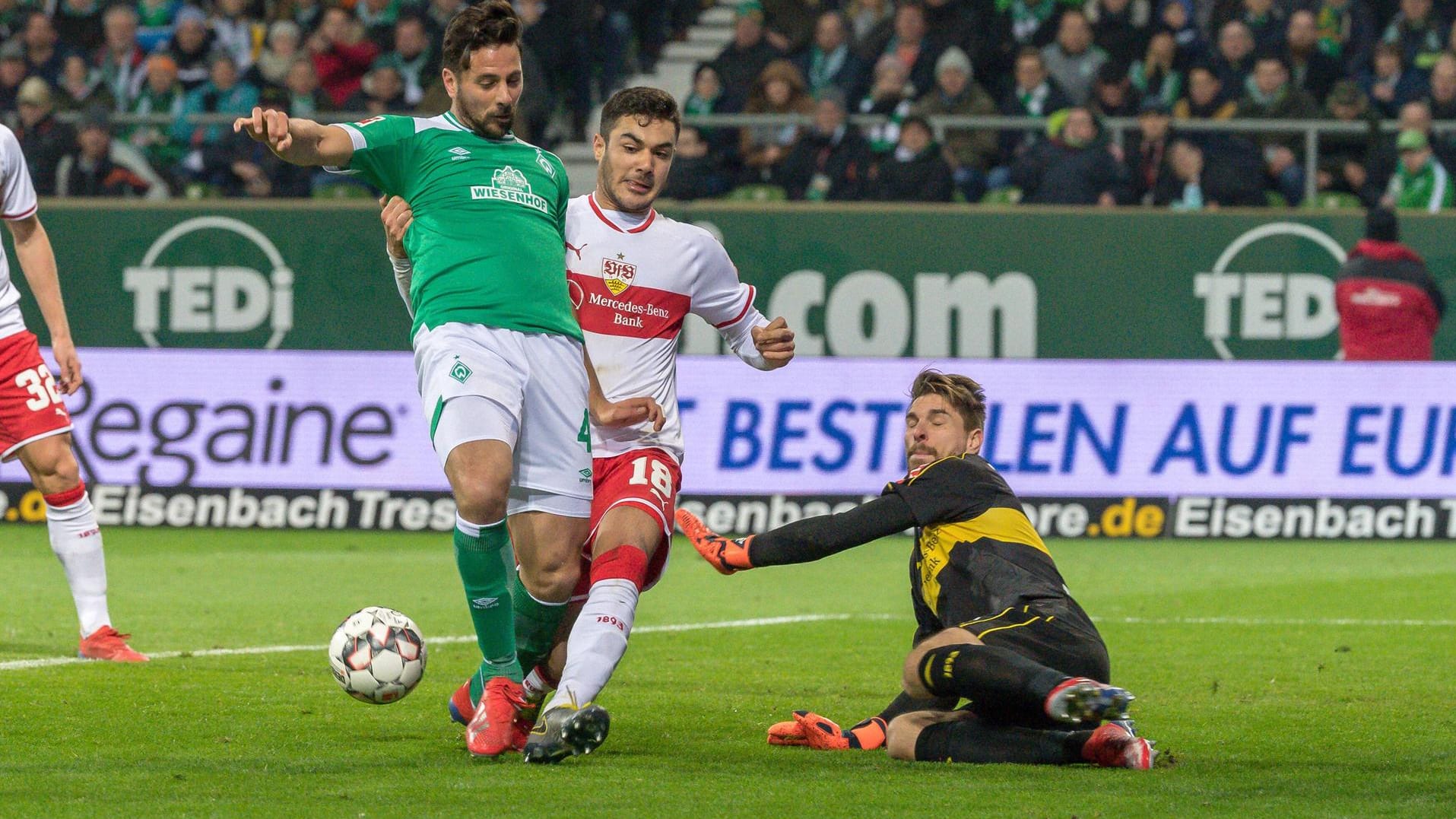 Bremens Pizarro (li.) vor Stuttgarts Kabak (M.) und Torwart Zieler. Bremens Pizarro (li.) vor Stuttgarts Kabak (M.) und Torwart Zieler.