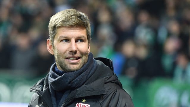 Thomas Hitzelsperger sieht Trainer Weinzierl nach dem Remis gegen Werder Bremen weiter auf der Bank. Thomas Hitzelsperger sieht Trainer Weinzierl nach dem Remis gegen Werder Bremen weiter auf der Bank.