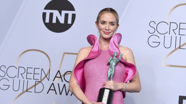 Emily Blunt mit Trophäe bei SAG Awards im Januar in Los Angeles.