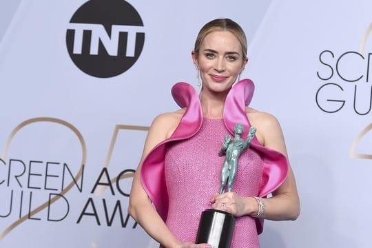 Emily Blunt mit Trophäe bei SAG Awards im Januar in Los Angeles.