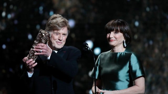 Robert Redford erhält seinen Ehren-César von Kristin Scott Thomas.