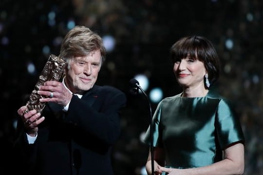 Robert Redford erhält seinen Ehren-César von Kristin Scott Thomas.