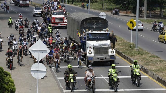 Der trotz der Ablehnung des venezolanischen Präsidenten von den USA bereitgestellte Transport soll etwa 200 Tonnen Material nach Venezuela bringen. Der trotz der Ablehnung des venezolanischen Präsidenten von den USA bereitgestellte Transport soll etwa 200 Tonnen Material nach Venezuela bringen.