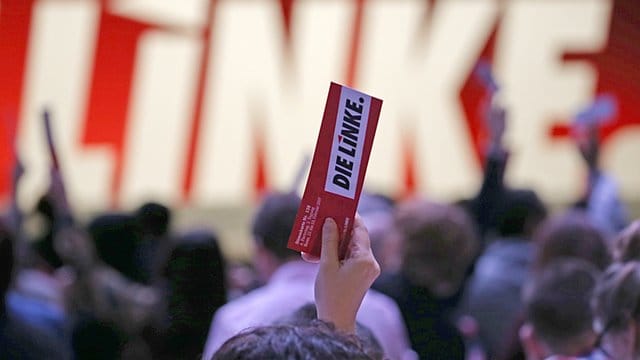 Delegierte der Linkspartei halten beim Parteitag in Bonn ihre Stimmkarte in die Luft. Delegierte der Linkspartei halten beim Parteitag in Bonn ihre Stimmkarte in die Luft.