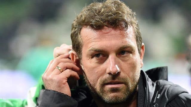 Noch im Amt: Stuttgarts Trainer Markus Weinzierl bei einem Interview nach dem Spiel gegen Werder Bremen. Noch im Amt: Stuttgarts Trainer Markus Weinzierl bei einem Interview nach dem Spiel gegen Werder Bremen.