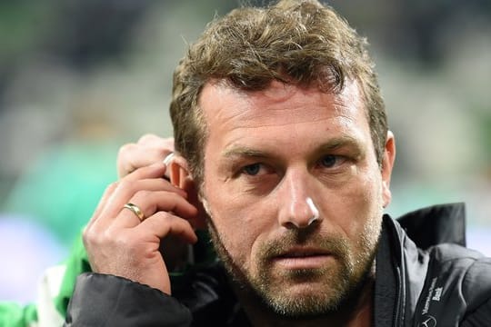 Noch im Amt: Stuttgarts Trainer Markus Weinzierl bei einem Interview nach dem Spiel gegen Werder Bremen.