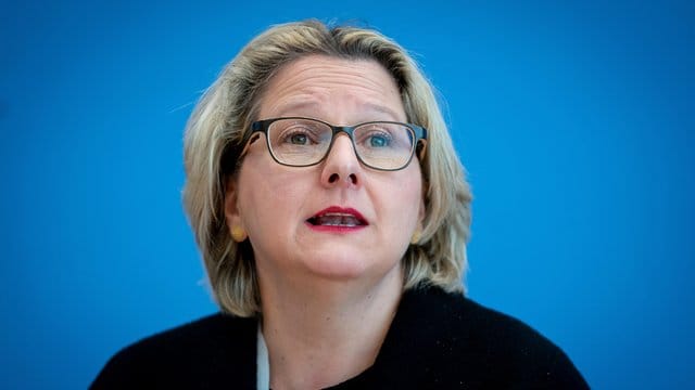 Svenja Schulze ist Bundesministerin für Umwelt, Naturschutz und nukleare Sicherheit. Svenja Schulze ist Bundesministerin für Umwelt, Naturschutz und nukleare Sicherheit.