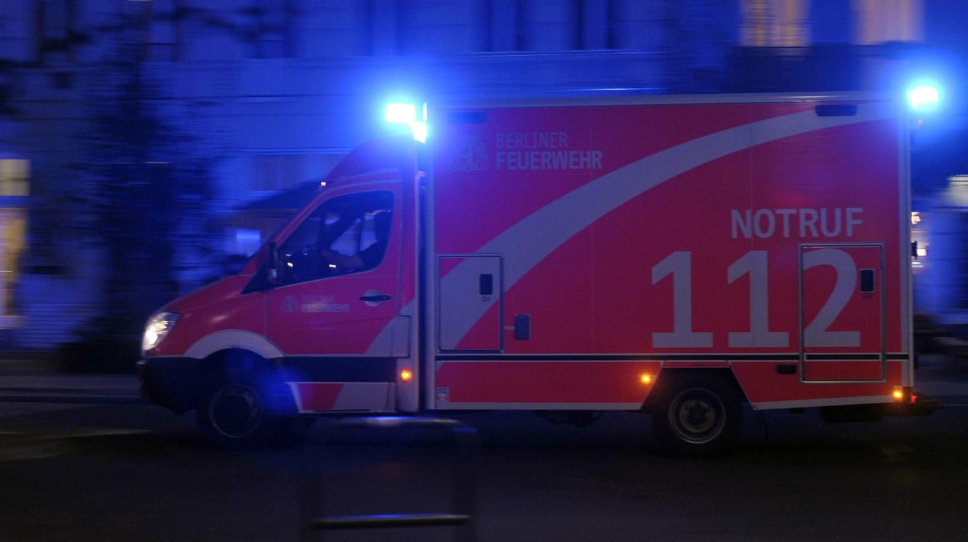 Rettungswagen bei nächtlichem Einsatz mit Blaulicht: Das Opfer starb in der Nacht zum Samstag im Krankenhaus, wie die Polizei mitteilte.