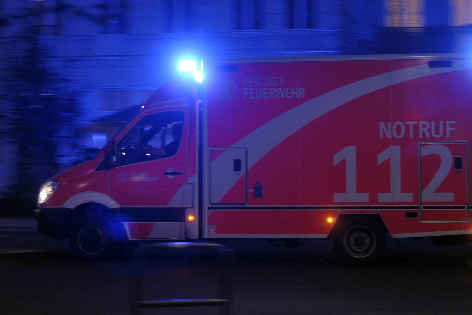 Rettungswagen bei nächtlichem Einsatz mit Blaulicht: Das Opfer starb in der Nacht zum Samstag im Krankenhaus, wie die Polizei mitteilte.