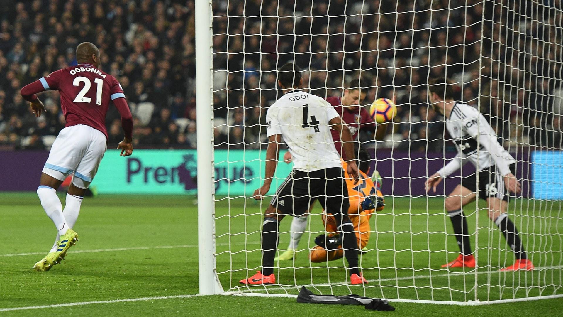 Die Aufreger-Szene: Chicharito drückt den Ball mit der Hand ins Tor.