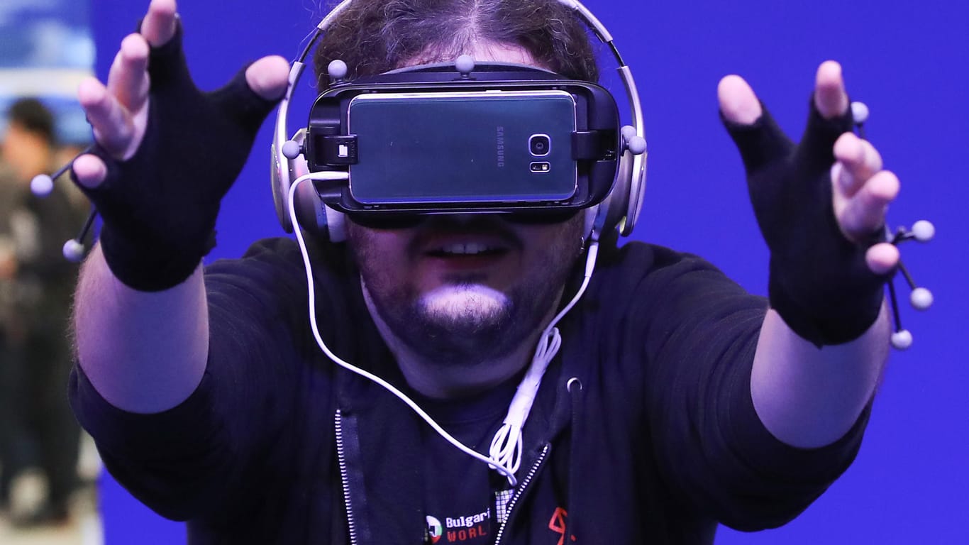 Ein Besucher des Mobile World Congress 2018 testet eine Virtual Reality-Brille: Auch in diesem Jahr werden wieder viele VR- und AR-Anwendungen erwartet.