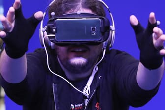 Ein Besucher des Mobile World Congress 2018 testet eine Virtual Reality-Brille: Auch in diesem Jahr werden wieder viele VR- und AR-Anwendungen erwartet.