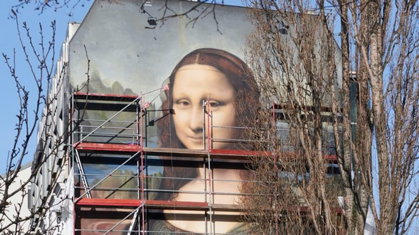 Das Berliner Künstlerkollektiv Die Dixons hat zusammen mit den Künstlern Tank, Weisse Seite und FIX77, ein Replikat von Da Vincis Mona Lisa in einer Größe von 16,30 und 10,60 Metern an die Brandwand eines Hotels in der Mühlenstraße gegenüber der East Side Gallery gemalt.