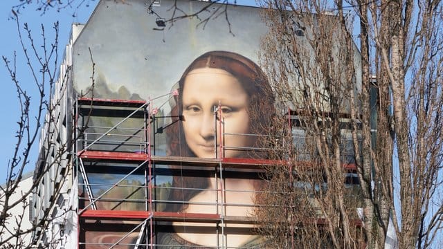 Das Berliner Künstlerkollektiv Die Dixons hat zusammen mit den Künstlern Tank, Weisse Seite und FIX77, ein Replikat von Da Vincis Mona Lisa in einer Größe von 16,30 und 10,60 Metern an die Brandwand eines Hotels in der Mühlenstraße gegenüber der East Side Gallery gemalt. Das Berliner Künstlerkollektiv Die Dixons hat zusammen mit den Künstlern Tank, Weisse Seite und FIX77, ein Replikat von Da Vincis Mona Lisa in einer Größe von 16,30 und 10,60 Metern an die Brandwand eines Hotels in der Mühlenstraße gegenüber der East Side Gallery gemalt.