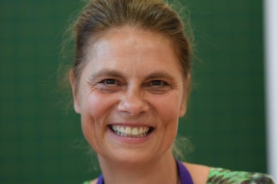Fernsehköchin Sarah Wiener findet das Verhalten von Bienen vorbildlich.