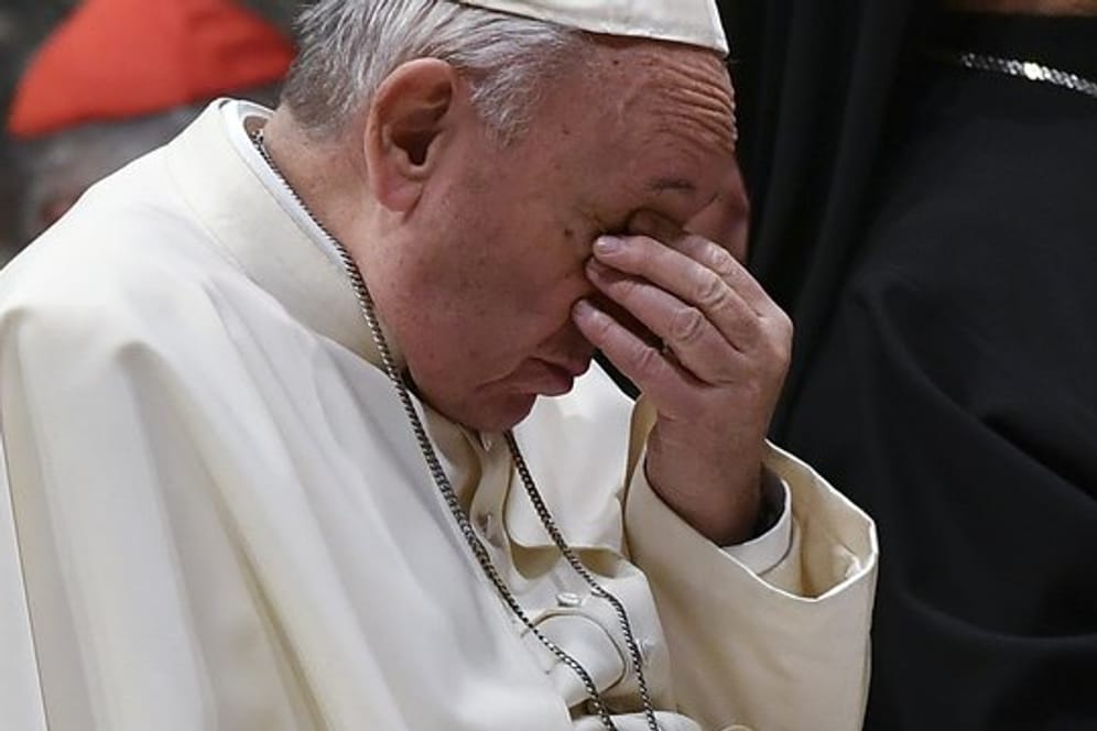Papst Franziskus nimmt an einem Bußgottesdienst am dritten Tag des Gipfeltreffens der Katholischen Kirche zum Thema Missbrauch teil.