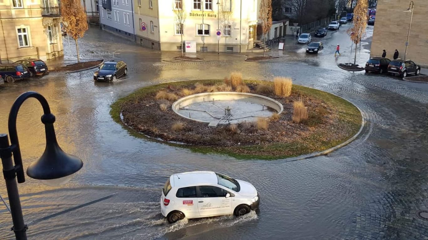 Bayreuth: Die geborstene Hauptleitung legte nicht nur die Wasserversorgung der halben Stadt lahm, sondern überflutetet auch einen Kreisverkehr.