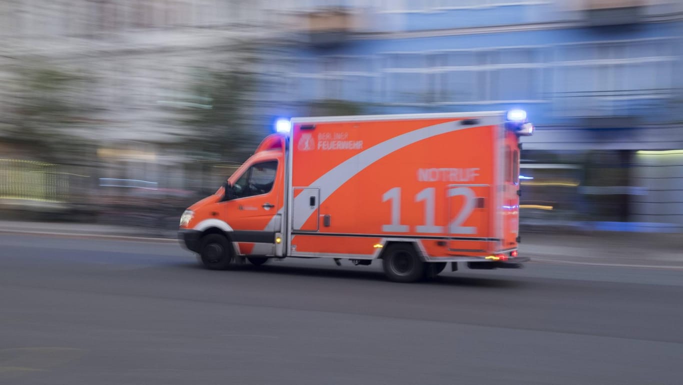 Rettungswagen mit Blaulicht: Das Mädchen kam mit schweren Verletzungen ins Krankenhaus. (Symbolfoto)